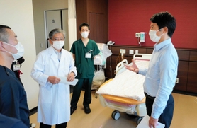 兵庫県立尼崎総合医療センターを視察する斎藤元彦知事(右端)=27日午後、尼崎市東難波町2(提供) 兵庫県立尼崎総合医療センターを視察する斎藤元彦知事(右端)=27日午後、尼崎市東難波町2(提供)