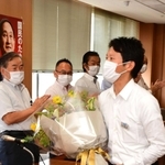 2日午前、兵庫県庁北側の自民党県連に、数人の県議らが集まった。党紀委員会で、県議1人を1年間の役職停止、16人を厳重注意とする処分方針が淡々と決まった。