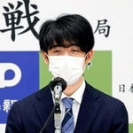 24、25日に徳島市で指された将棋の「お~いお茶杯第62期王位戦」(神戸新聞社主催、伊藤園特別協賛)で初防衛に成功した藤井聡太王位(19)=棋聖=が26日朝、徳島市内のホテルで記者会見した。「結果を出せてほっとした」と表情を和らげつつも「重要な対局が続くので、王位戦の経験を次につなげることを考えたい」と気を引き締めた。