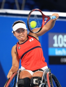 車いすテニス女子シングルス決勝で最後まで粘りを見せた上地結衣=3日夜、有明テニスの森センターコート(撮影・吉田敦史) 車いすテニス女子シングルス決勝で最後まで粘りを見せた上地結衣=3日夜、有明テニスの森センターコート(撮影・吉田敦史)