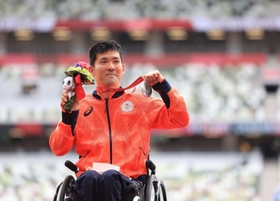 銀メダルを掲げる大矢勇気=3日午後、国立競技場(撮影・吉田敦史) 銀メダルを掲げる大矢勇気=3日午後、国立競技場(撮影・吉田敦史)