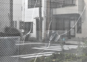 ひび割れた窓ガラスもあった=尼崎市東難波町4 ひび割れた窓ガラスもあった=尼崎市東難波町4