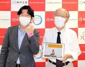 新「eコグニケア」をPRする神戸大認知症予防推進センターの吉本雅彦名誉教授(右)とMoffの土田泰広代表取締役社長=神戸市灘区六甲台町1 新「eコグニケア」をPRする神戸大認知症予防推進センターの吉本雅彦名誉教授(右)とMoffの土田泰広代表取締役社長=神戸市灘区六甲台町1