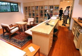 仕事場を再現した「村上さんの書斎」=22日午後、東京都新宿区、早稲田大学国際文学館(撮影・大森 武) 仕事場を再現した「村上さんの書斎」=22日午後、東京都新宿区、早稲田大学国際文学館(撮影・大森 武)