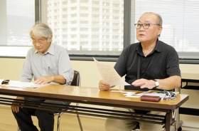 神戸市にホール計画に関する要望書を出した市民団体代表の竹山清明さん(右)ら=神戸市役所 神戸市にホール計画に関する要望書を出した市民団体代表の竹山清明さん(右)ら=神戸市役所