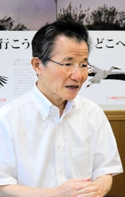 野生復帰事業の現状や課題を語る江崎保男・兵庫県立コウノトリの郷公園長=豊岡市祥雲寺 野生復帰事業の現状や課題を語る江崎保男・兵庫県立コウノトリの郷公園長=豊岡市祥雲寺