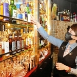 兵庫県内で22日、新型コロナウイルス対策による飲食店への時短要請が全面解除される。県内全域で営業制限がなくなるのは約9カ月ぶりだ。「今年はまともに営業できた記憶がない」と嘆く飲食店主にとって、衆院選のさなかの通常営業再開になる。「本当に客は戻るのか」。新たな不安を候補者に伝えたいと願う。