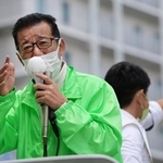 31日投開票の衆院選で、日本維新の会が、兵庫県内での戦略を模索している。岸田政権への対決姿勢を強め、自民党の前職が立つ9選挙区に過去最多の9人を擁立。コロナ対応で知名度を上げた吉村洋文副代表の人気も生かし、票の掘り起こしを狙う。蜜月関係の菅義偉前首相が去り、「自公の補完勢力」とのイメージを払拭する最前線の戦いを繰り広げている。