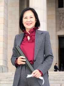登院し笑顔を見せる三木圭恵氏=国会議事堂 登院し笑顔を見せる三木圭恵氏=国会議事堂