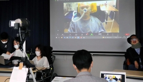 リモートで自身の体験を語る当事者=京都市南区、京都テルサ リモートで自身の体験を語る当事者=京都市南区、京都テルサ