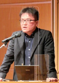 過労死防止のシンポジウムで話すNPO法人「POSSE」の今野晴貴代表=神戸市中央区東川崎町1 過労死防止のシンポジウムで話すNPO法人「POSSE」の今野晴貴代表=神戸市中央区東川崎町1