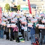日本国憲法が公布されてから3日で丸75年を迎えた。10月31日投開票の衆院選では、連立政権を組む自民党と公明党が計293議席で前回より減らした一方、改憲を訴える日本維新の会が41議席と躍進。3党で国会による改憲案の発議に必要な衆院での議席3分の2(310議席)を確保する結果となり、兵庫県内の関係者らはこれからの憲法論議の行方に注目している。