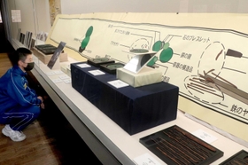 城ノ山古墳の出土品や埋葬施設の実物大パネルなど75点が展示されている企画展の会場=市埋蔵文化財センター 城ノ山古墳の出土品や埋葬施設の実物大パネルなど75点が展示されている企画展の会場=市埋蔵文化財センター