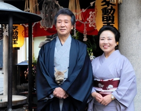 法善寺で成功祈願した前川清(左)と藤山直美=大阪市中央区 法善寺で成功祈願した前川清(左)と藤山直美=大阪市中央区
