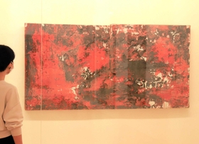 「剥落する絵画」と呼ばれる作品を間近で見られる展示空間=芦屋市伊勢町、芦屋市立美術博物館 「剥落する絵画」と呼ばれる作品を間近で見られる展示空間=芦屋市伊勢町、芦屋市立美術博物館