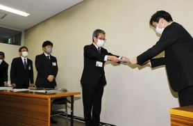 検証委員会の立花隆介委員長(右)から意見書を受け取る姫路市の西田耕太郎教育長=24日午後、姫路市役所(撮影・大山伸一郎) 検証委員会の立花隆介委員長(右)から意見書を受け取る姫路市の西田耕太郎教育長=24日午後、姫路市役所(撮影・大山伸一郎)