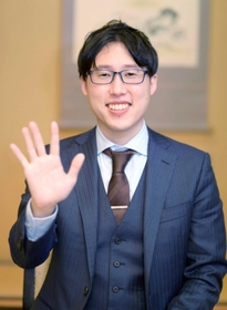 2年7カ月ぶりに五冠に返り咲いた井山裕太=12月9日、甲府市 2年7カ月ぶりに五冠に返り咲いた井山裕太=12月9日、甲府市