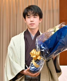史上最年少の19歳3カ月で四冠を達成し、花束を手にする藤井聡太竜王=11月13日、山口県宇部市 史上最年少の19歳3カ月で四冠を達成し、花束を手にする藤井聡太竜王=11月13日、山口県宇部市