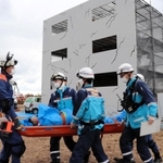 兵庫や大阪、徳島など2府7県による合同防災訓練が5日、兵庫県淡路市をメイン会場に行われた。4日の図上訓練を含め、行政や消防、警察など約200機関約1800人が参加。主に直下型地震による建物倒壊や土砂災害を想定し、連携を深めた。