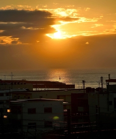 雲の上から顔を見せ、新年到来を告げる初日の出=1日午前、神戸市垂水区五色山4 雲の上から顔を見せ、新年到来を告げる初日の出=1日午前、神戸市垂水区五色山4