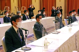 関西3空港懇談会に出席した兵庫県の斎藤元彦知事(右手奥から2番目)や神戸市の久元喜造市長(左手前)=大阪市北区 関西3空港懇談会に出席した兵庫県の斎藤元彦知事(右手奥から2番目)や神戸市の久元喜造市長(左手前)=大阪市北区