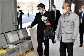 陸上競技場内に設けられた備蓄倉庫を確認する二之湯智防災担当相(右)=14日午後、県立三木総合防災公園 陸上競技場内に設けられた備蓄倉庫を確認する二之湯智防災担当相(右)=14日午後、県立三木総合防災公園