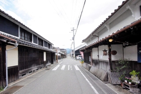 景観形成重点区域として想定される酒蔵が並ぶ通り=宍粟市山崎町山崎(兵庫県提供) 景観形成重点区域として想定される酒蔵が並ぶ通り=宍粟市山崎町山崎(兵庫県提供)