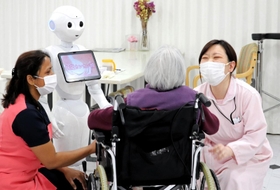 高齢者に寄り添う看護師と介護士。ケアが持続できるか不安を募らせる=神戸市北区山田町小部、特別養護老人ホーム「六甲の館」 高齢者に寄り添う看護師と介護士。ケアが持続できるか不安を募らせる=神戸市北区山田町小部、特別養護老人ホーム「六甲の館」