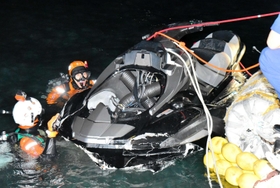 波消ブロックに衝突し、大破した水上バイクを調べる海上保安庁の潜水士=2021年9月15日、淡路市岩屋 波消ブロックに衝突し、大破した水上バイクを調べる海上保安庁の潜水士=2021年9月15日、淡路市岩屋