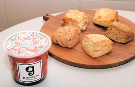 「グリナリー」のスムージーとスコーン=神戸市中央区海岸通4 「グリナリー」のスムージーとスコーン=神戸市中央区海岸通4