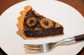「ビーガンカフェ Thallo」のチョコバナナタルト=神戸市中央区北長狭通4 「ビーガンカフェ Thallo」のチョコバナナタルト=神戸市中央区北長狭通4