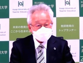 オンラインによる指定書交付式で意気込みを語る加治佐哲也学長 オンラインによる指定書交付式で意気込みを語る加治佐哲也学長