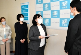 斎藤元彦知事に提言書を渡す浜島淑恵教授(右から2人目)ら=兵庫県庁 斎藤元彦知事に提言書を渡す浜島淑恵教授(右から2人目)ら=兵庫県庁