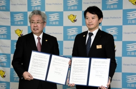 連携協定の締結書を交わす谷村誠・県社会福祉法人経営者協議会会長(左)と斎藤元彦知事=兵庫県庁 連携協定の締結書を交わす谷村誠・県社会福祉法人経営者協議会会長(左)と斎藤元彦知事=兵庫県庁