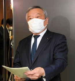 兵庫県に適用されている新型コロナウイルスのまん延防止等重点措置を巡り、政府に解除を要請した後、記者団の取材に応じる荒木一聡副知事=15日午後、兵庫県庁 兵庫県に適用されている新型コロナウイルスのまん延防止等重点措置を巡り、政府に解除を要請した後、記者団の取材に応じる荒木一聡副知事=15日午後、兵庫県庁