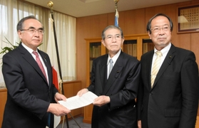 (左から)藤本百男議長に調査報告書を手渡す藤原昭一議員と黒田一美議員=兵庫県議会 (左から)藤本百男議長に調査報告書を手渡す藤原昭一議員と黒田一美議員=兵庫県議会