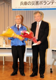 花束を受け取った室崎益輝教授(右)と高橋守雄所長=神戸市中央区東川崎町1 花束を受け取った室崎益輝教授(右)と高橋守雄所長=神戸市中央区東川崎町1
