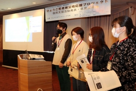 被災地での支援活動を報告する参加者=神戸市中央区東川崎町1 被災地での支援活動を報告する参加者=神戸市中央区東川崎町1