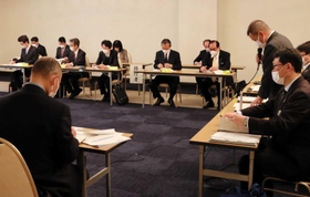 姫路港の脱炭素化に向け、官民の関係者が顔を合わせた会合=神戸市中央区中山手通4、ラッセホール 姫路港の脱炭素化に向け、官民の関係者が顔を合わせた会合=神戸市中央区中山手通4、ラッセホール