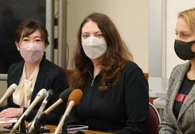 ウクライナに残してきた家族や神戸での生活について話すユリヤ・ゴルバチュクさん(中央)=神戸市長田区三番町5、国際語学学院(撮影・秋山亮太) ウクライナに残してきた家族や神戸での生活について話すユリヤ・ゴルバチュクさん(中央)=神戸市長田区三番町5、国際語学学院(撮影・秋山亮太)