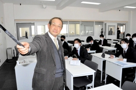 小学校教員として赴任する学生に授業のこつを伝授する加藤明学長=関西福祉大学 小学校教員として赴任する学生に授業のこつを伝授する加藤明学長=関西福祉大学