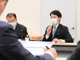 国会議員を前に兵庫県の2022年度予算について説明する斎藤元彦知事=東京都千代田区、参院議員会館 国会議員を前に兵庫県の2022年度予算について説明する斎藤元彦知事=東京都千代田区、参院議員会館