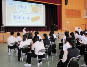 ベトナムの文化や歴史を伝える特別授業=2021年9月、姫路市延末、山陽中学校(マル インターナショナル提供) ベトナムの文化や歴史を伝える特別授業=2021年9月、姫路市延末、山陽中学校(マル インターナショナル提供)