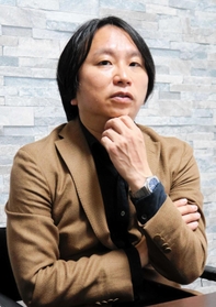 「いさかいを起こさないため、白黒付けず、グレーにしておく価値ということを考えている」と語る上田岳弘さん=東京都内 「いさかいを起こさないため、白黒付けず、グレーにしておく価値ということを考えている」と語る上田岳弘さん=東京都内