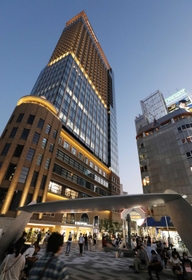 人々がくつろげる空間になった「さんきたアモーレ広場」と、昨年4月にオープンした神戸三宮阪急ビル=神戸市中央区加納町4 人々がくつろげる空間になった「さんきたアモーレ広場」と、昨年4月にオープンした神戸三宮阪急ビル=神戸市中央区加納町4