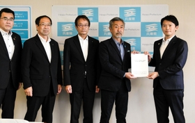 原油価格や物価の高騰を受け、早急な支援策を求める要望書を斎藤元彦知事(右)に提出した県議会4会派の代表者=20日午後、兵庫県庁 原油価格や物価の高騰を受け、早急な支援策を求める要望書を斎藤元彦知事(右)に提出した県議会4会派の代表者=20日午後、兵庫県庁