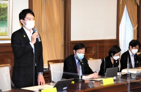 初会合であいさつする斎藤元彦知事(左)ら=兵庫県公館 初会合であいさつする斎藤元彦知事(左)ら=兵庫県公館