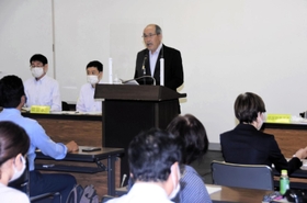 立候補予定者説明会であいさつする兵庫県選挙管理委員会の石堂則本委員長(中央)ら=神戸市中央区下山手通4 立候補予定者説明会であいさつする兵庫県選挙管理委員会の石堂則本委員長(中央)ら=神戸市中央区下山手通4