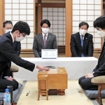 将棋の若手棋士ら40人が頂点を競う第12期加古川青流戦(兵庫県加古川市など主催、神戸新聞社共催)が12日、大阪市福島区の関西将棋会館で始まった。開幕局はプロを目指す奨励会員同士の戦いとなり、上野裕寿三段(19)=加古川市=が三田敏弘三段(26)を破った。