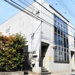 特定抗争指定暴力団山口組の傘下団体「山健組」(神戸市中央区花隈町)の事務所や周辺施設について、神戸地裁は17日までに、土地や施設の一部を所有する特定抗争指定暴力団神戸山口組側の使用を差し止める仮処分を決定した。